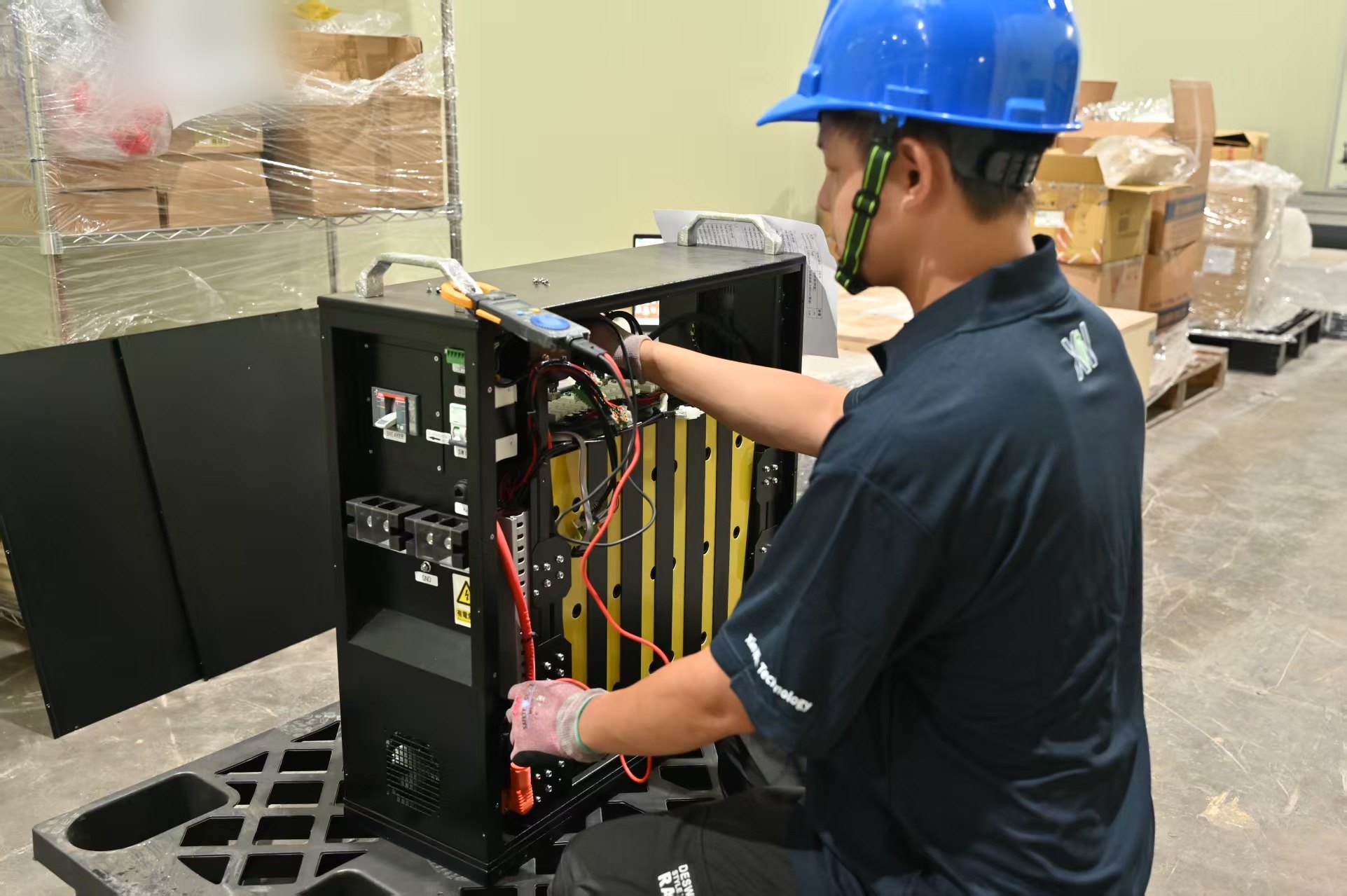 DC Charger 電池檢修：工程師以鉗形電表量測電池狀態