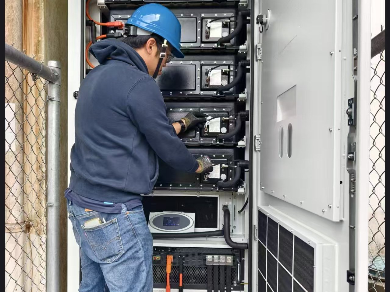 工商一體機維護保養：工程師於現場檢修電池模組
