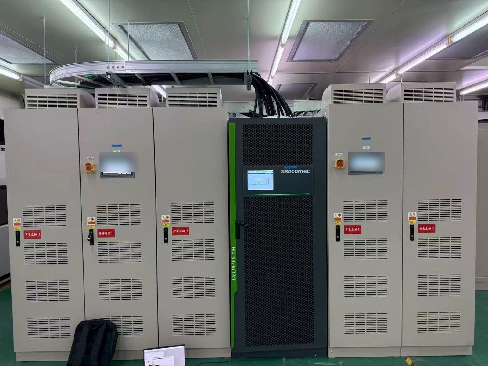 湖口 AI 數據中心備援系統：UPS 主機與備援電池櫃並列於機房內