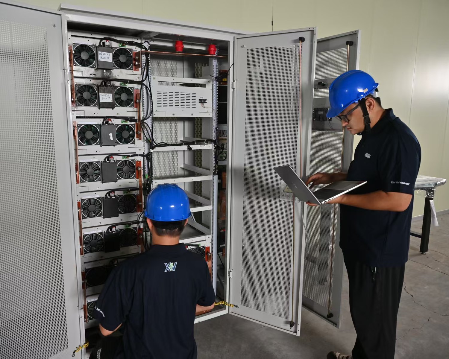 興盈工程師於機房現場進行電池櫃檢測作業